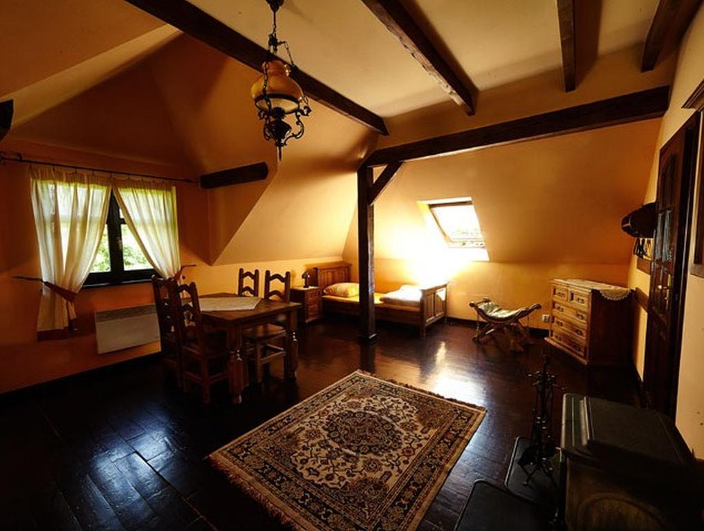 Stylowy Zajazd Pod Czarnym Kogutem Czarna (Bieszczady) Exterior foto