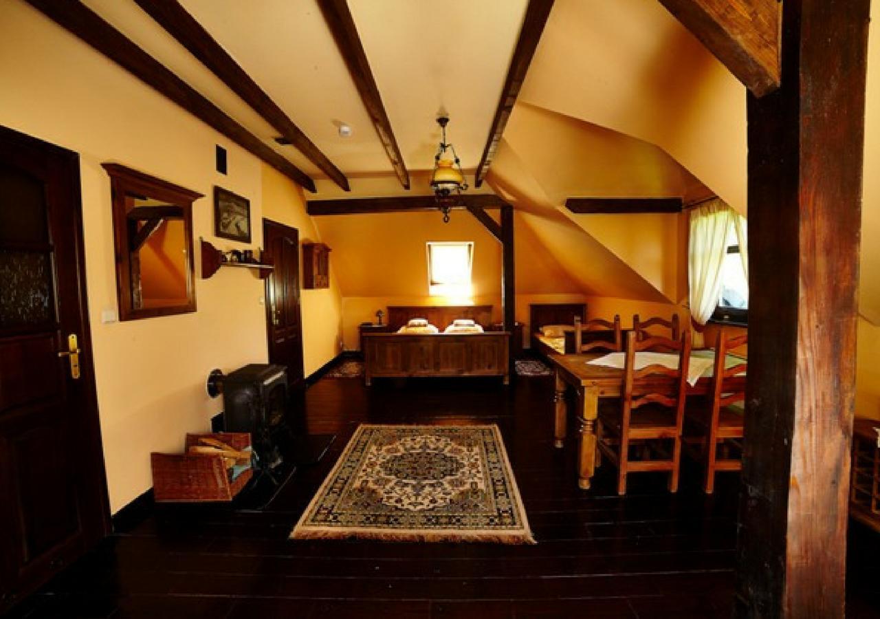 Stylowy Zajazd Pod Czarnym Kogutem Czarna (Bieszczady) Exterior foto