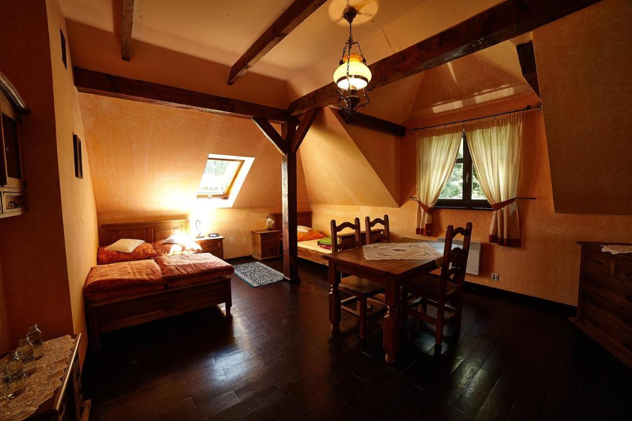 Stylowy Zajazd Pod Czarnym Kogutem Czarna (Bieszczady) Exterior foto